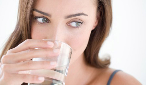 Mỗi  ngày nên uống 2-3 lít nước lọc để có làn da khỏe mạnh