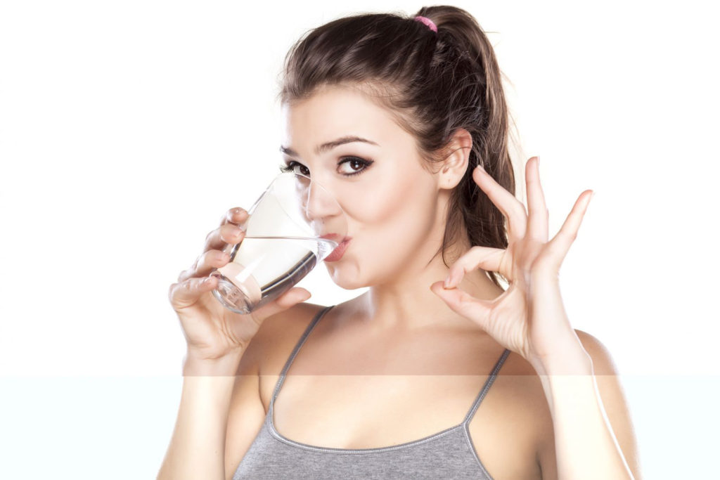 Uống một cốc nước ấm vào buổi sáng giúp bạn hoạt động tốt hơn