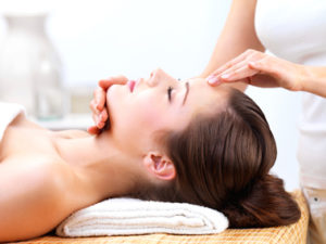 massage da mặt còn được biết đến là cách làm mặt trẻ ra hiệu quả