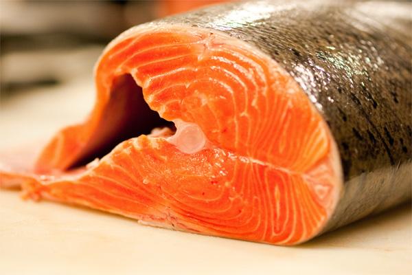 Cá rất giàu acid omega-3 chống oxy hóa cho da, giúp trẻ lâu.