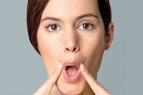 Xoa vùng miệng để giảm thiểu nếp nhăn, ngăn ngừa lão hóa da ở khóe miệng.