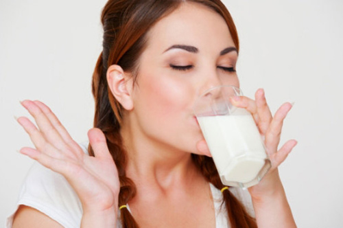 Uống 1 ly sữa mỗi ngày để tăng cường sức đề kháng và dưỡng da trắng mịn, trông tươi mới, căng tràn sức sống.