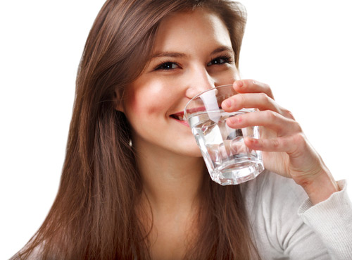 Uống nhều nước là bí quyết trẻ lâu đơn giản mà không hề tốn kém.