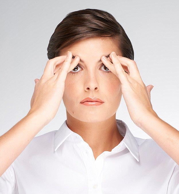 Bài tập này giúp bạn loại bỏ những nếp nhăn quanh vùng da mắt