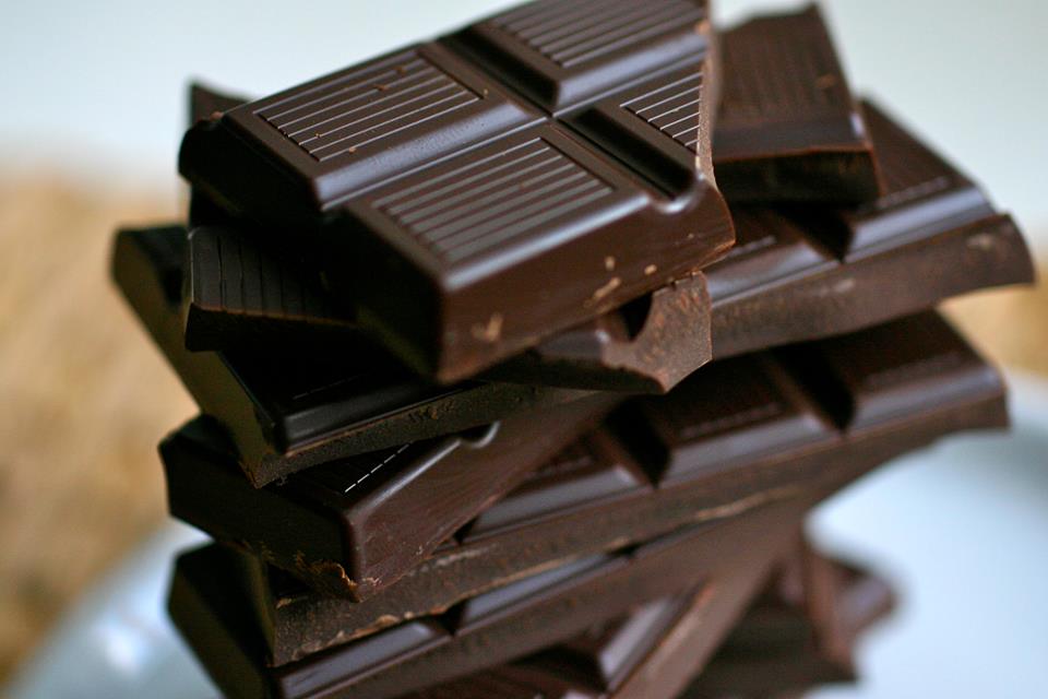 Chocolate đen rất giàu chất chống oxy hóa, chống lại các gốc tự do gây ra nếp nhăn lão hóa trên bề mặt da.