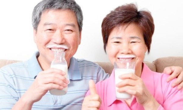Bổ sung sữa có chất đạm rất tốt cho tuổi trung niên