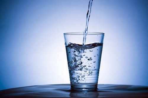 Uống đủ lượng nước cần thiết mỗi ngày giúp thanh lọc cơ thể