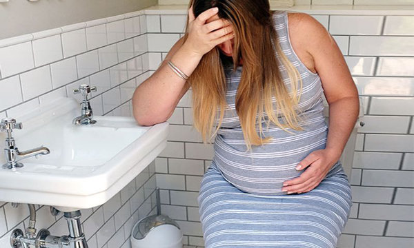 Táo bón là triệu chứng thường gặp khi mang bầu, khiến các chị em vô cùng khổ sở mỗi lần đi vệ sinh