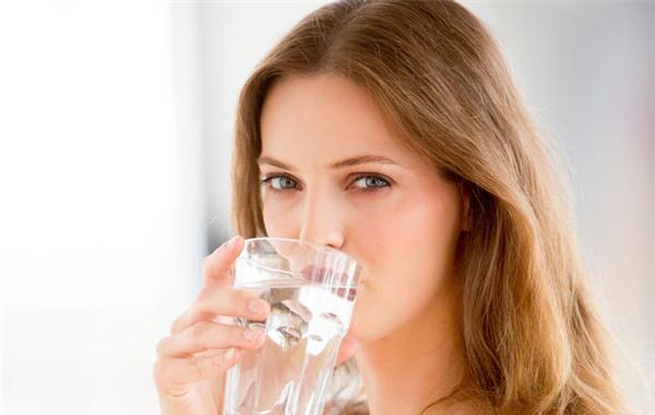 Uống đủ nước hàng ngày để ngăn ngừa mụn.